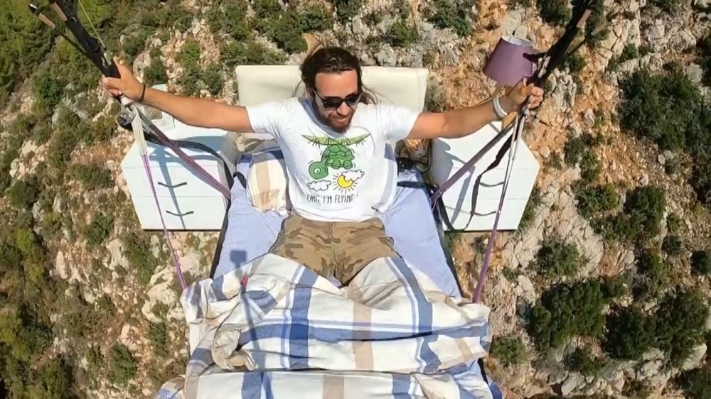 Paraşüt pilotu havada yatak keyfi yaptı NTV