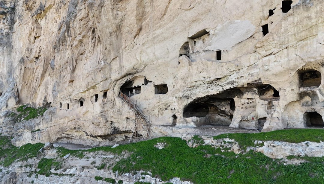 Kimi in deliği diyor kimi derviş hücresi: Urartu mağaraları definecilerin hedefinde