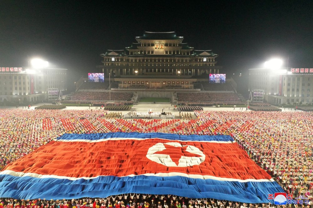 Kuzey Kore'nin askeri geçit töreninde koruyucu kıyafet kullanıldı - 3