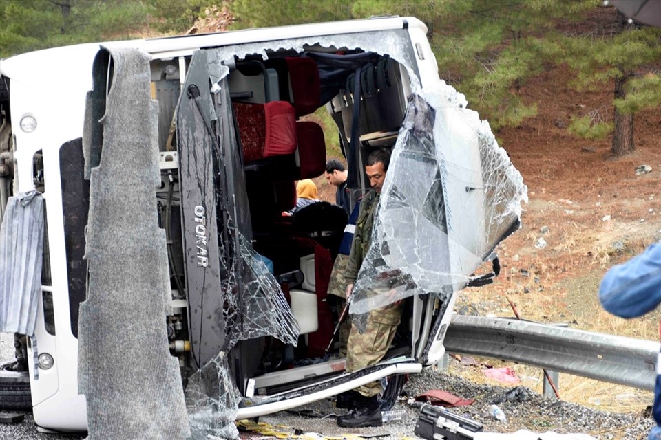 Elazığ'da yolcu otobüsü devrildi: 2 ölü, 18 yaralı - 2