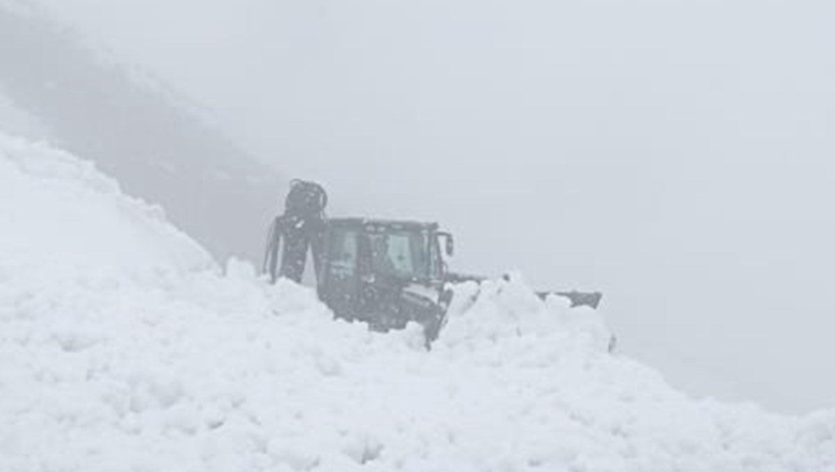 Şırnak’ta çığ nedeniyle kapanan yol ulaşıma açıldı Şırnak’ta çığ nedeniyle kapanan yol ulaşıma açıldı