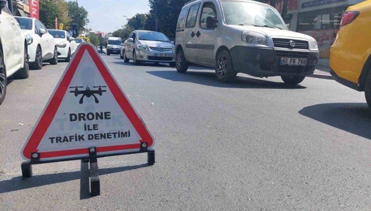 Kadıköy'de drone destekli denetim: Yayalara yol vermeyen sürücülere ceza Kadıköy'de drone destekli denetim: Yayalara yol vermeyen sürücülere ceza