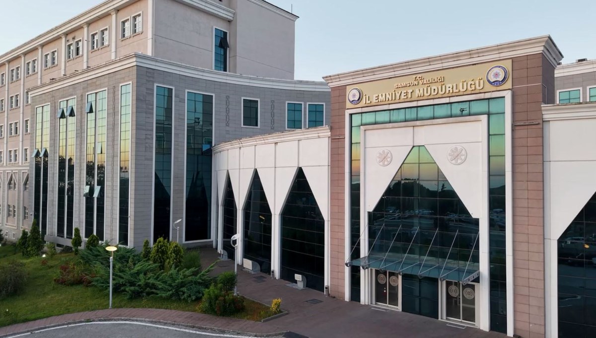 Gazi polise yumruk atıp tişörtünü yırttı