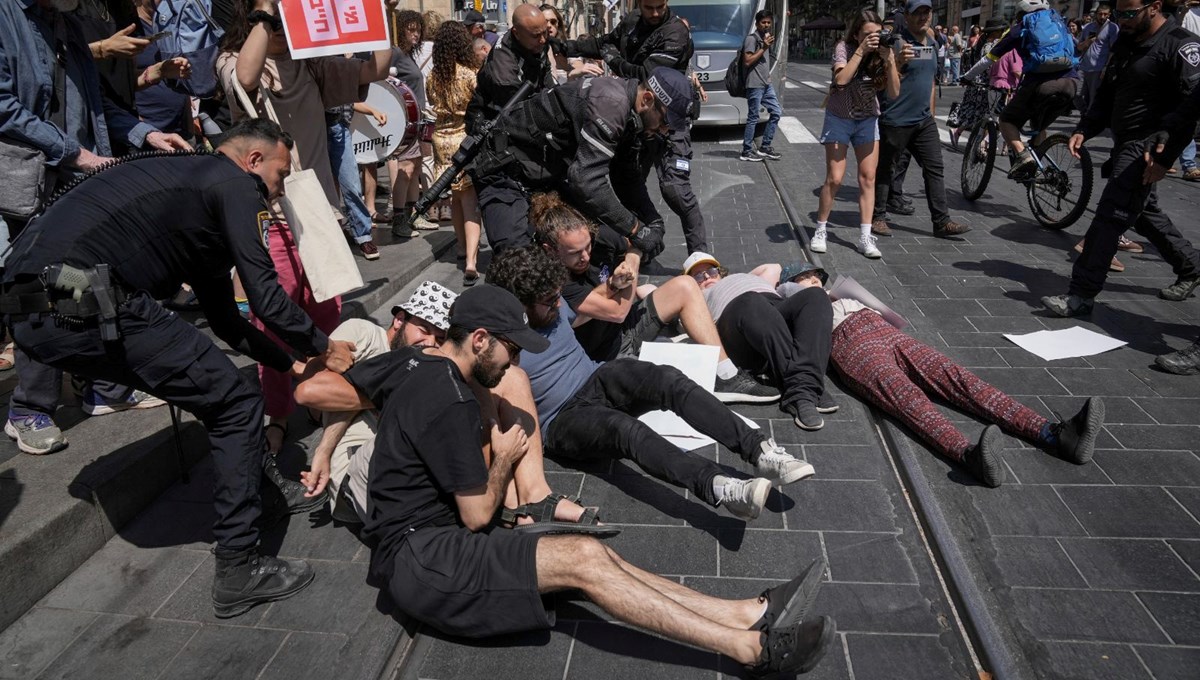 İsrailliler 7 Ekim'in dokuzuncu ayında Netanyahu hükümetini protesto ediyor İsrailliler 7 Ekim'in dokuzuncu ayında Netanyahu hükümetini protesto ediyor