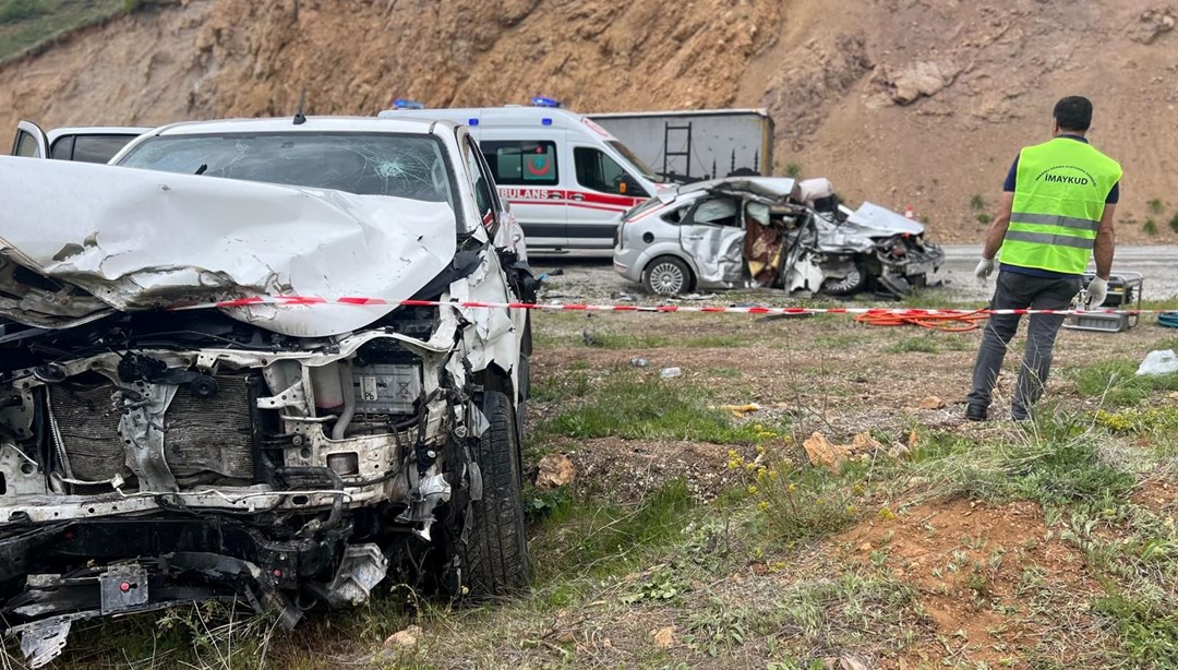 Sivas'ta kamyonet ile otomobil çarpıştı 2 ölü 2 ağır yaralı