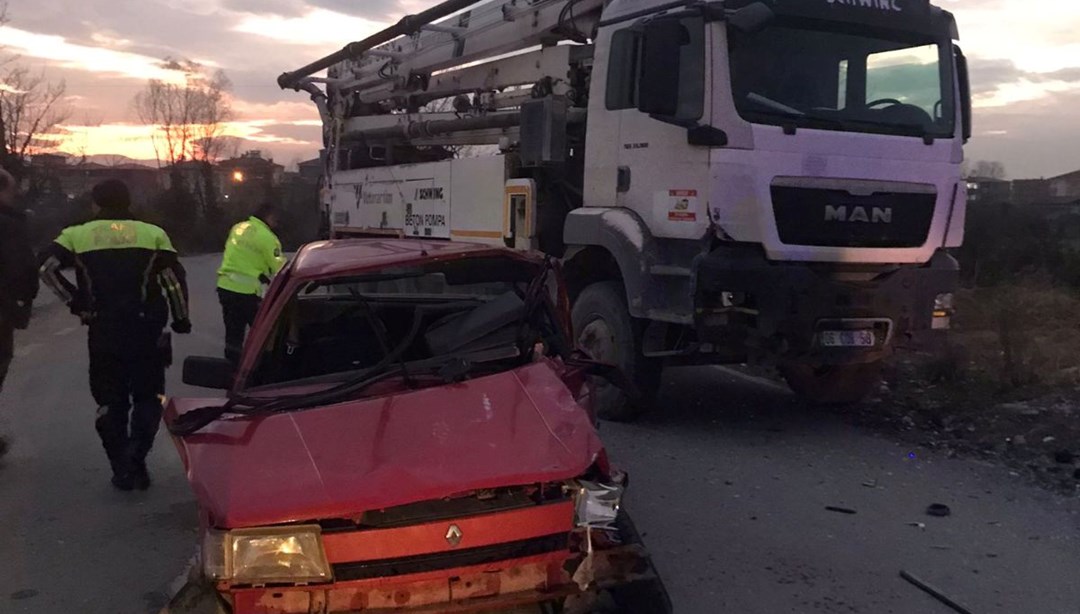 9 yaşındaki çocuğun kullandığı otomobille kamyon çarpıştı: 3'ü ağır 5 yaralı