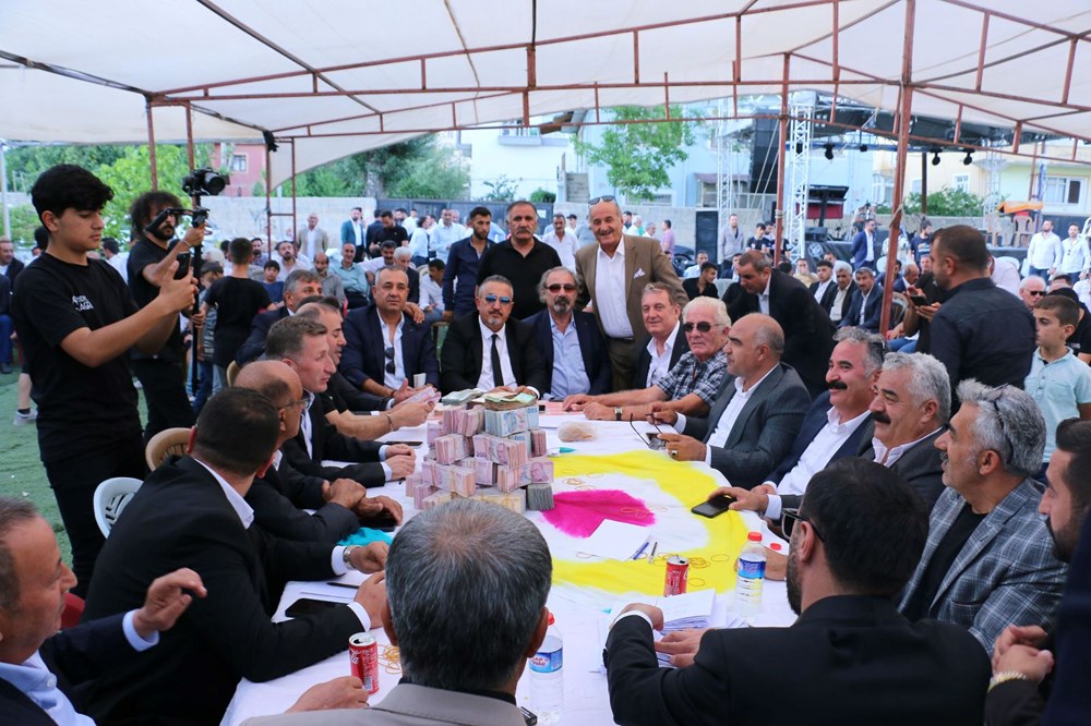 Aşiret düğününe 5 bin kişi katıldı, takı töreni 4 saat sürdü (Para ve altınları 15 kişi saydı) - 6
