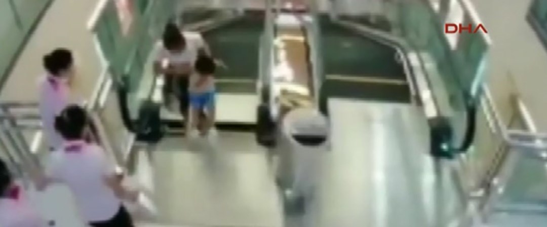 В китае женщина провалилась в эскалатор. В китае женщина провалилась в эскалатор. Женщину затянуло в эскалатор. Женщина провалилась в эскалатор. Женщина провалилась в эскалатор.