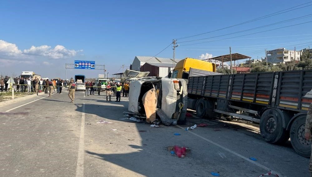 Hatay'da işçi servisi park halindeki TIR'a çarptı: 6 ölü, 8 yaralı