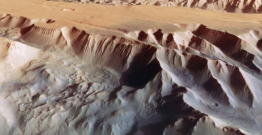 Güneş Sistemi'ndeki en büyük kanyon fotoğraflandı: İstanbul'un 150 katı büyüklüğünde - 6