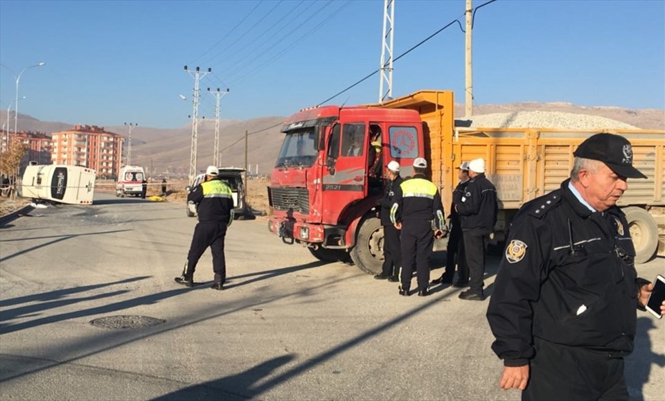 Konya'da öğrenci servisi ile kamyon çarpıştı: 1 ölü, 13 yaralı - 1