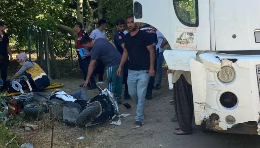 Kamyon ve motosiklet kafa kafaya çarpıştı