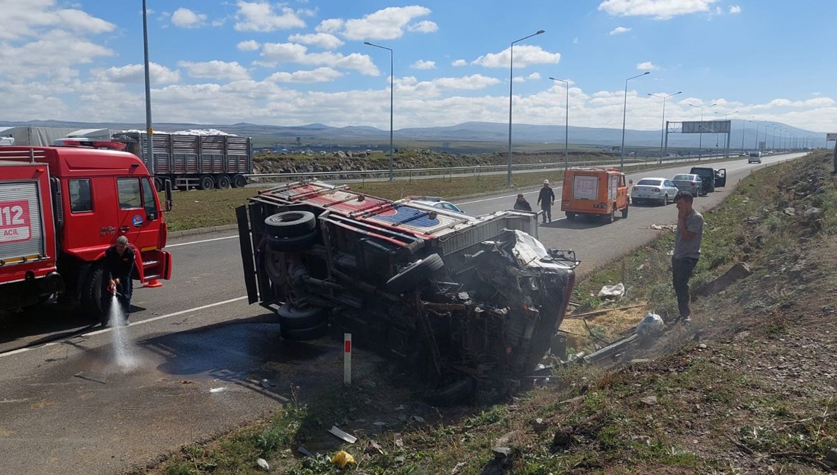 Kars'ta 3 araçlık zincirleme trafik kazası Kars'ta 3 araçlık zincirleme trafik kazası