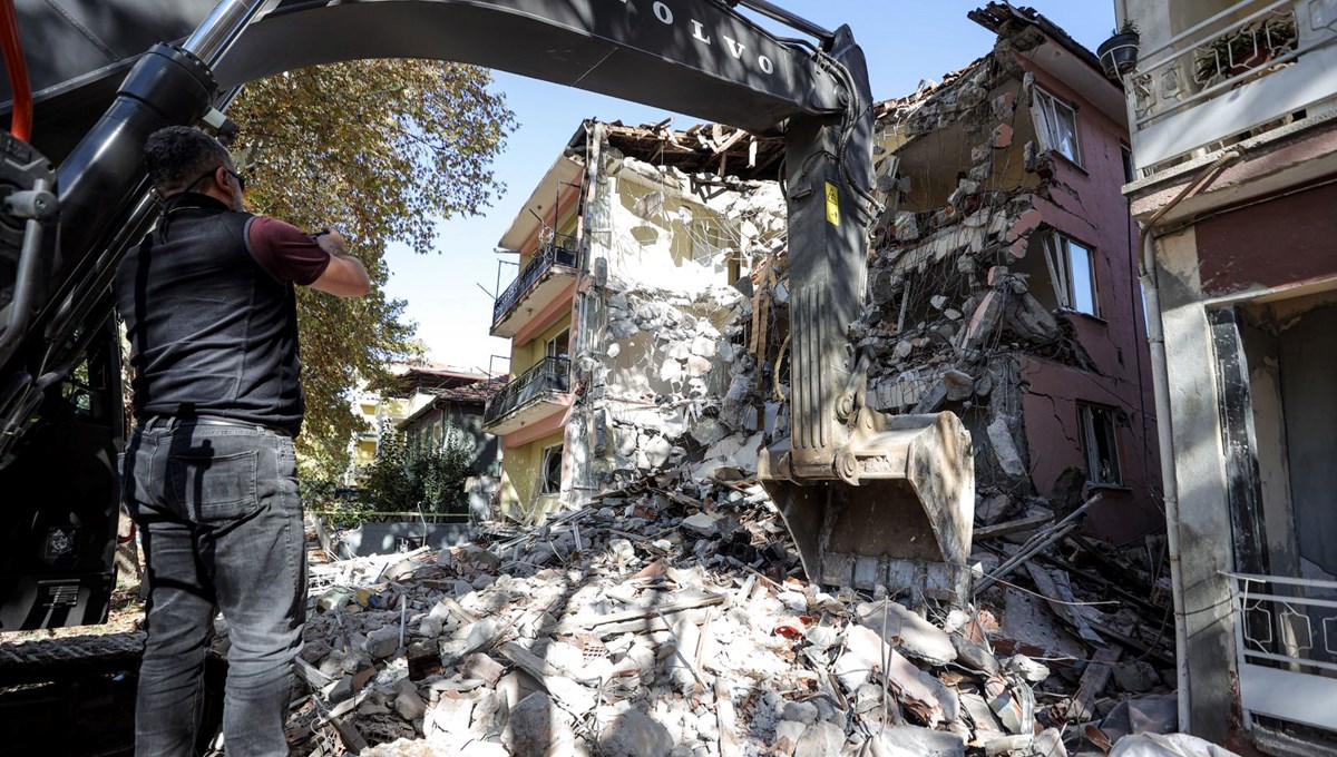 Sındırgı'da 80 konut ağır hasarlı