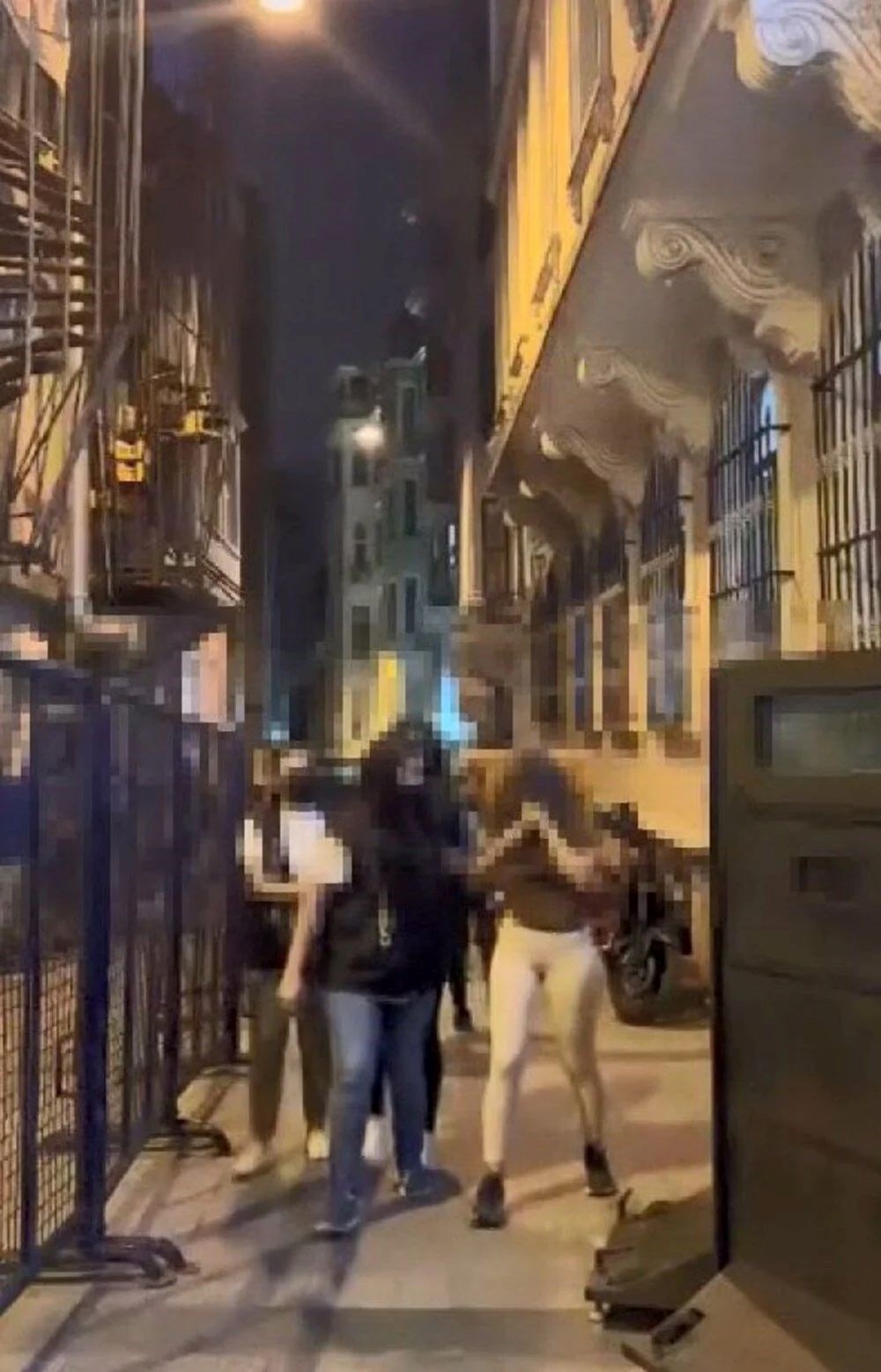 İstiklal Caddesi’nde dolar saçıp görüntü çeken grup serbest bırakıldı - 6