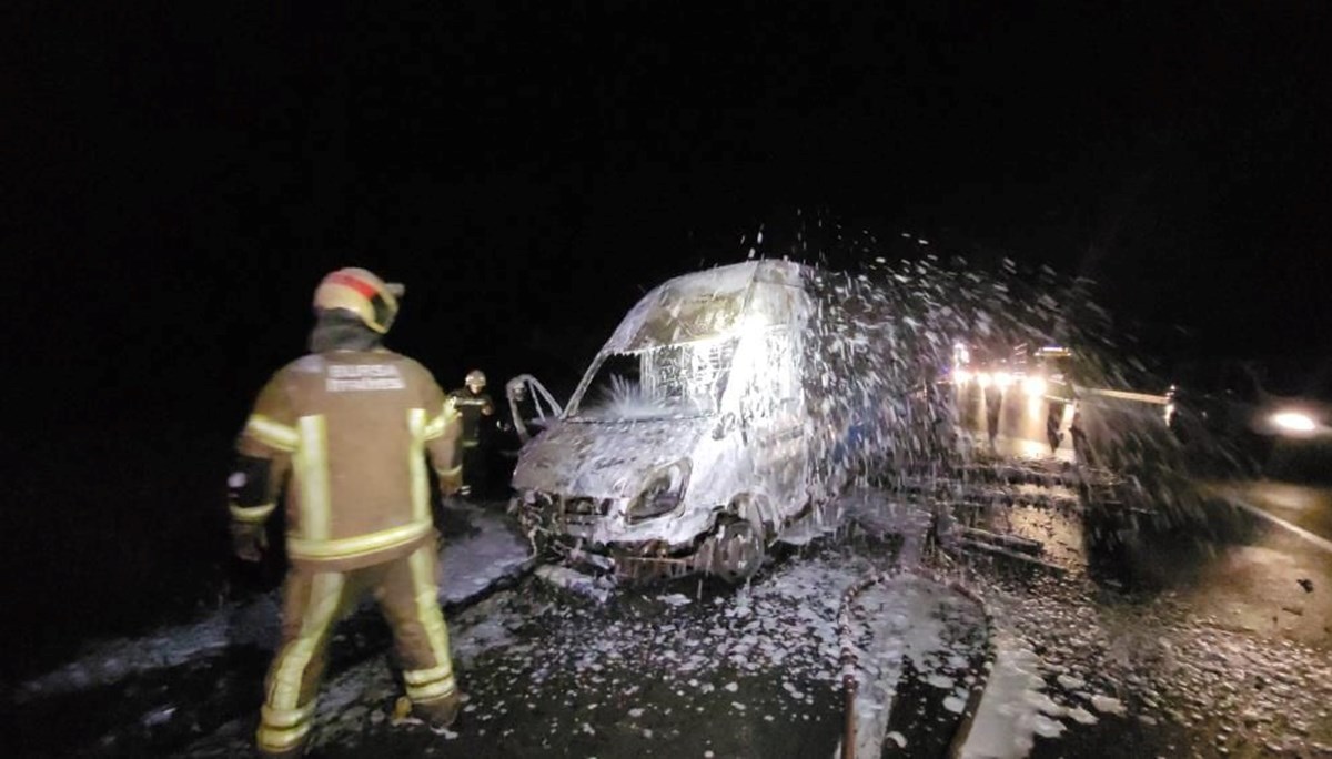 Motor kısmından yangın çıktı: Kargo aracı kullanılamaz hale geldi