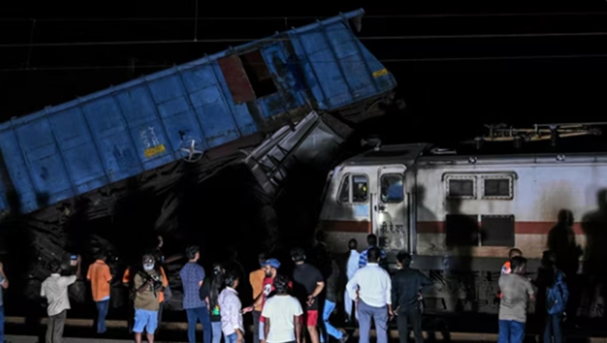 Hindistan'da tren kazası: 12 ölü Hindistan'da tren kazası: 12 ölü
