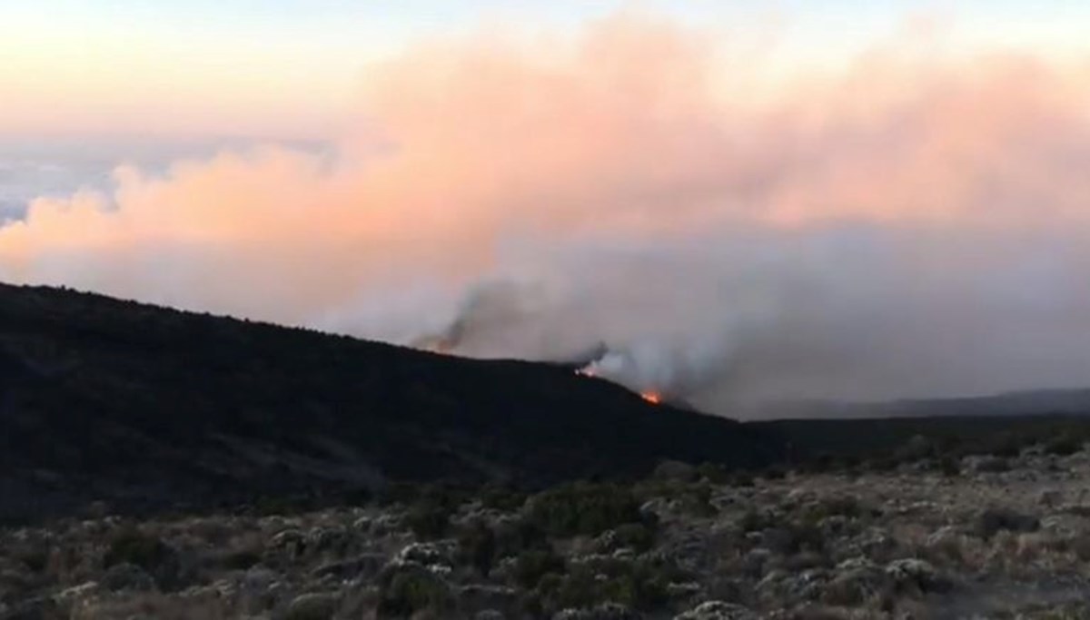 Kilimanjaro Dağı'ndaki yangın 2 gündür söndürülemiyor