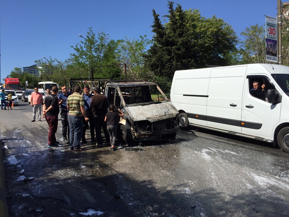 Seyir halindeki kamyonet alev alev yandı - 1