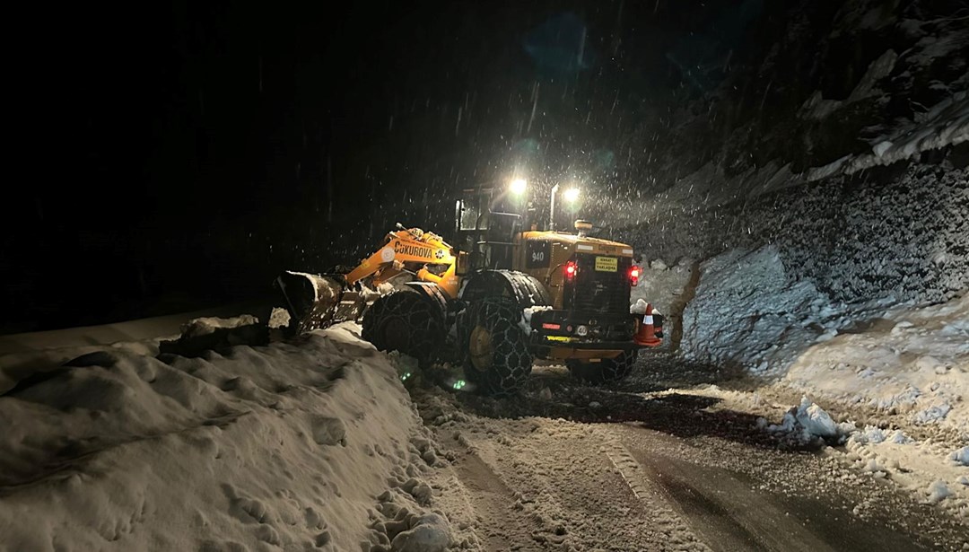 Ayder Yaylası yoluna çığ düştü: Kapanan yol bir saat sonra açıldı