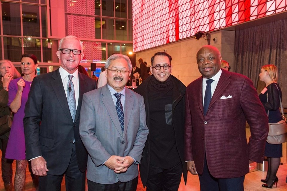 Açılışa (soldan sağa) San Francisco eski Belediye Başkanı Willie Brown, sanatçı Refik Anadol, San Francisco Belediye Başkanı Ed Lee katıldı.
