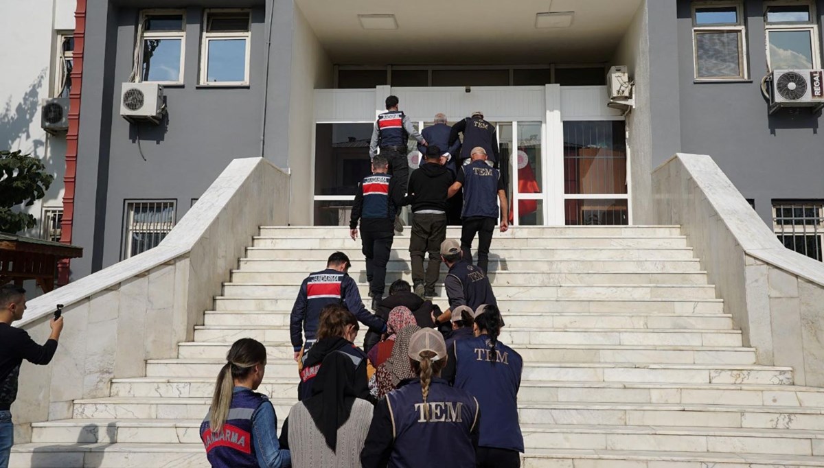 Iğdır'da 9 yıl önce 13 polisin şehit edilmesiyle ilgili gözaltına alınan 8 şüpheli adliyede Iğdır'da 9 yıl önce 13 polisin şehit edilmesiyle ilgili gözaltına alınan 8 şüpheli adliyede
