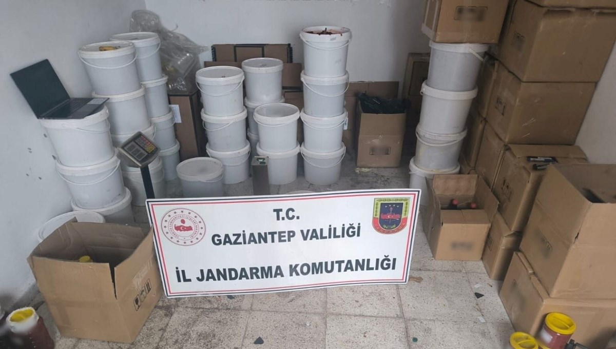 Gaziantep'te sahte salça ve zeytinyağı operasyonu: 1 gözaltı Gaziantep'te sahte salça ve zeytinyağı operasyonu: 1 gözaltı