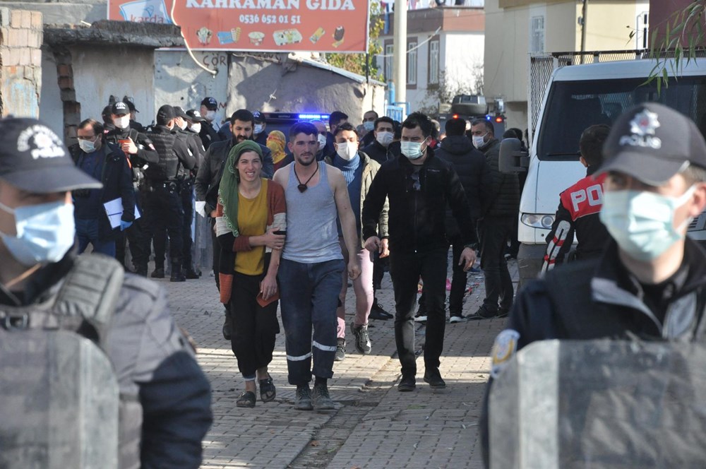 Diyarbakır'da kısıtlama gününde ortalık savaş alanına döndü: 20 yaralı - 7