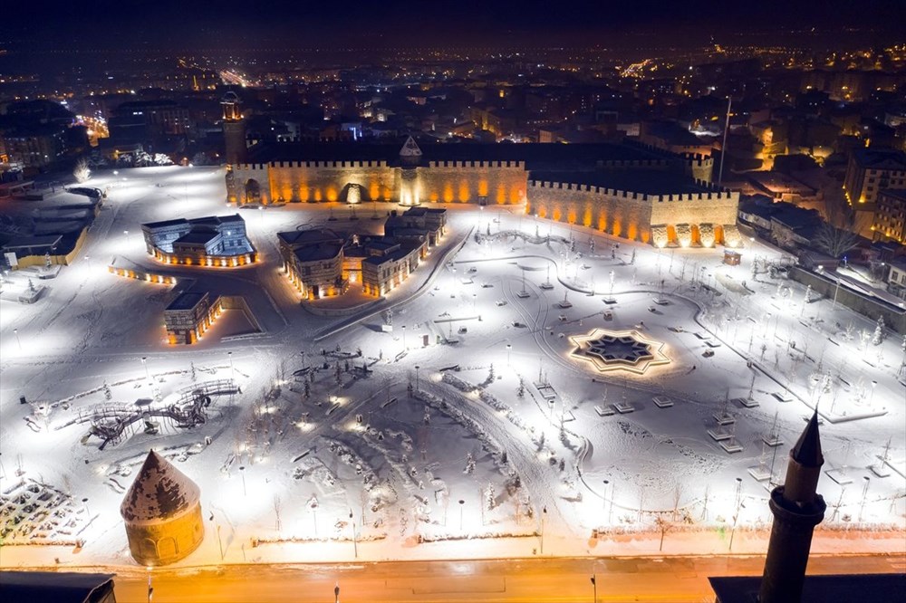 Doğu'nun "kış cenneti" Erzurum gündüz bembeyaz, gece ise ışıl ışıl - 6