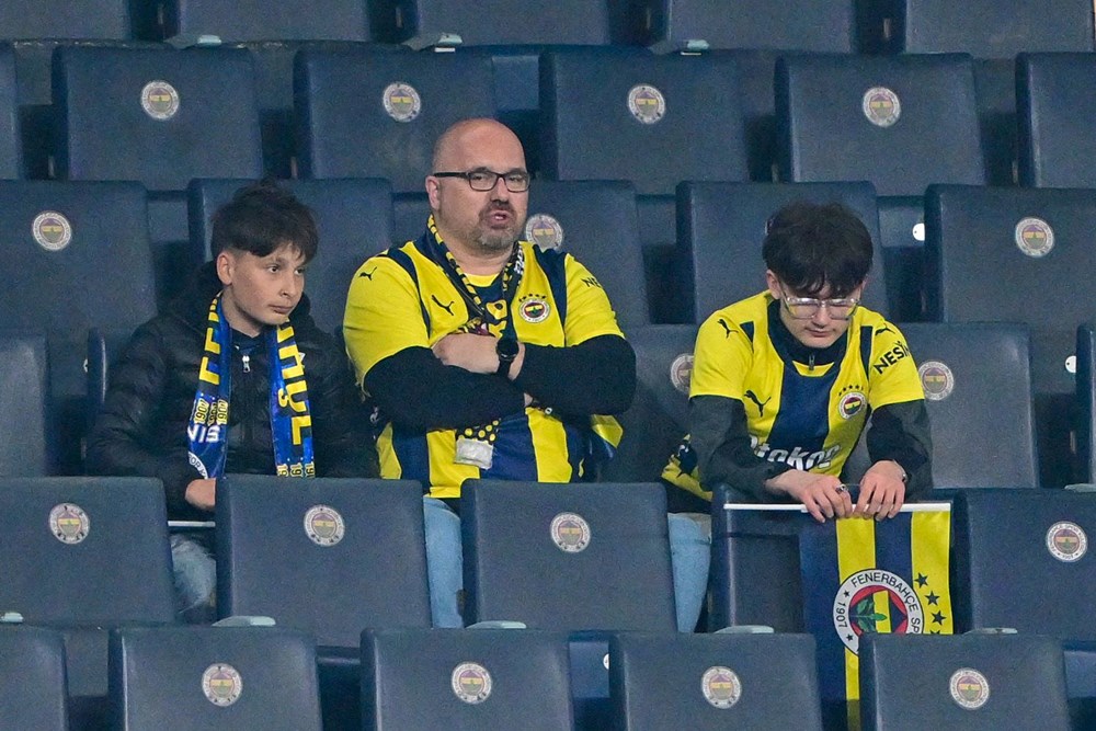 Maç sonu Kadıköy karıştı: 90+4'teki şokun ardından taraftarlar basın tribününe girdi - 9