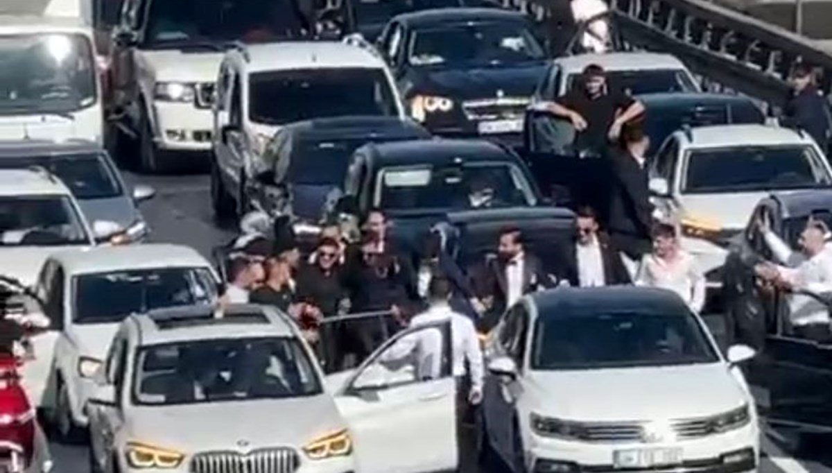 D-100 karayolunu trafiğe kapatıp halay çektiler | Bakan Yerlikaya: 5 kişi gözaltına alındı D-100 karayolunu trafiğe kapatıp halay çektiler | Bakan Yerlikaya: 5 kişi gözaltına alındı