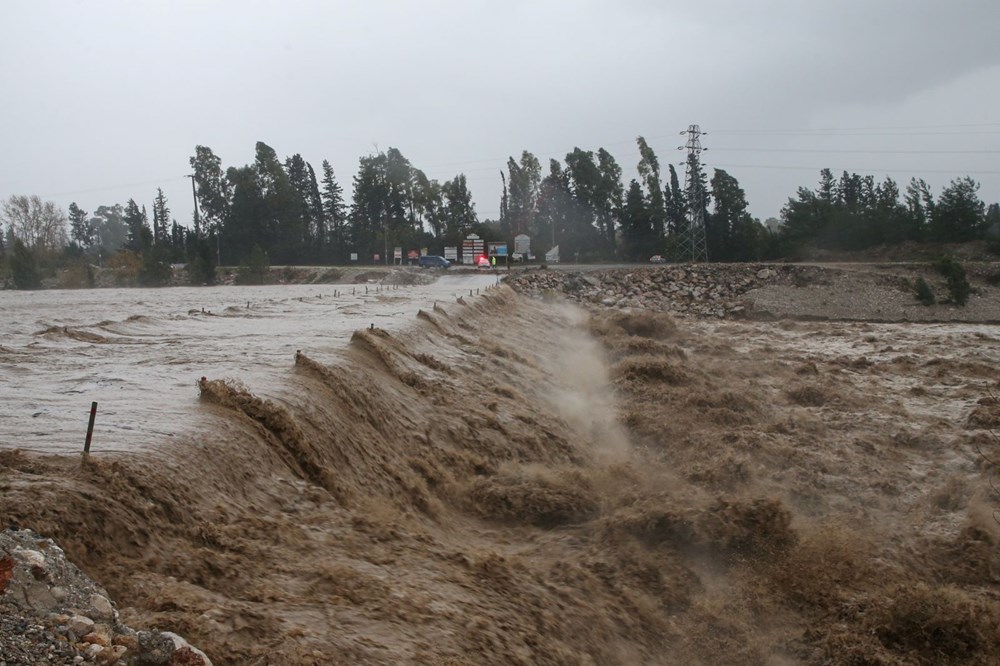 Kırmızı kodla aşırı yağış uyarısı yapılan Antalya'da sağanak etkili oluyor - 24
