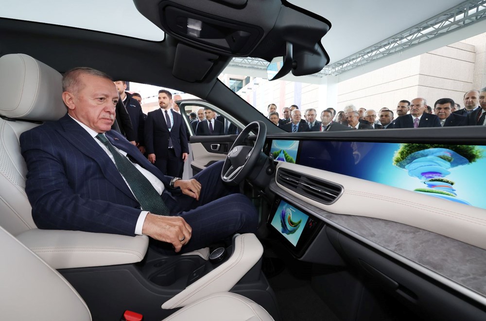 Cumhurbaşkanı Erdoğan, Togg’un yeni modeli T10F’i inceledi: Ne zaman satılacak? İsminin anlamı ne? Cumhurbaşkanı
Erdoğan Togg’un yeni modeli T10F’i inceledi - 4