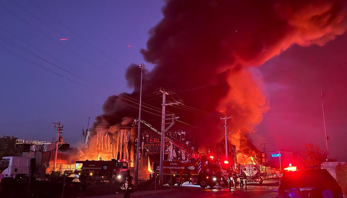 Kocaeli'de lojistik deposu yanıyor