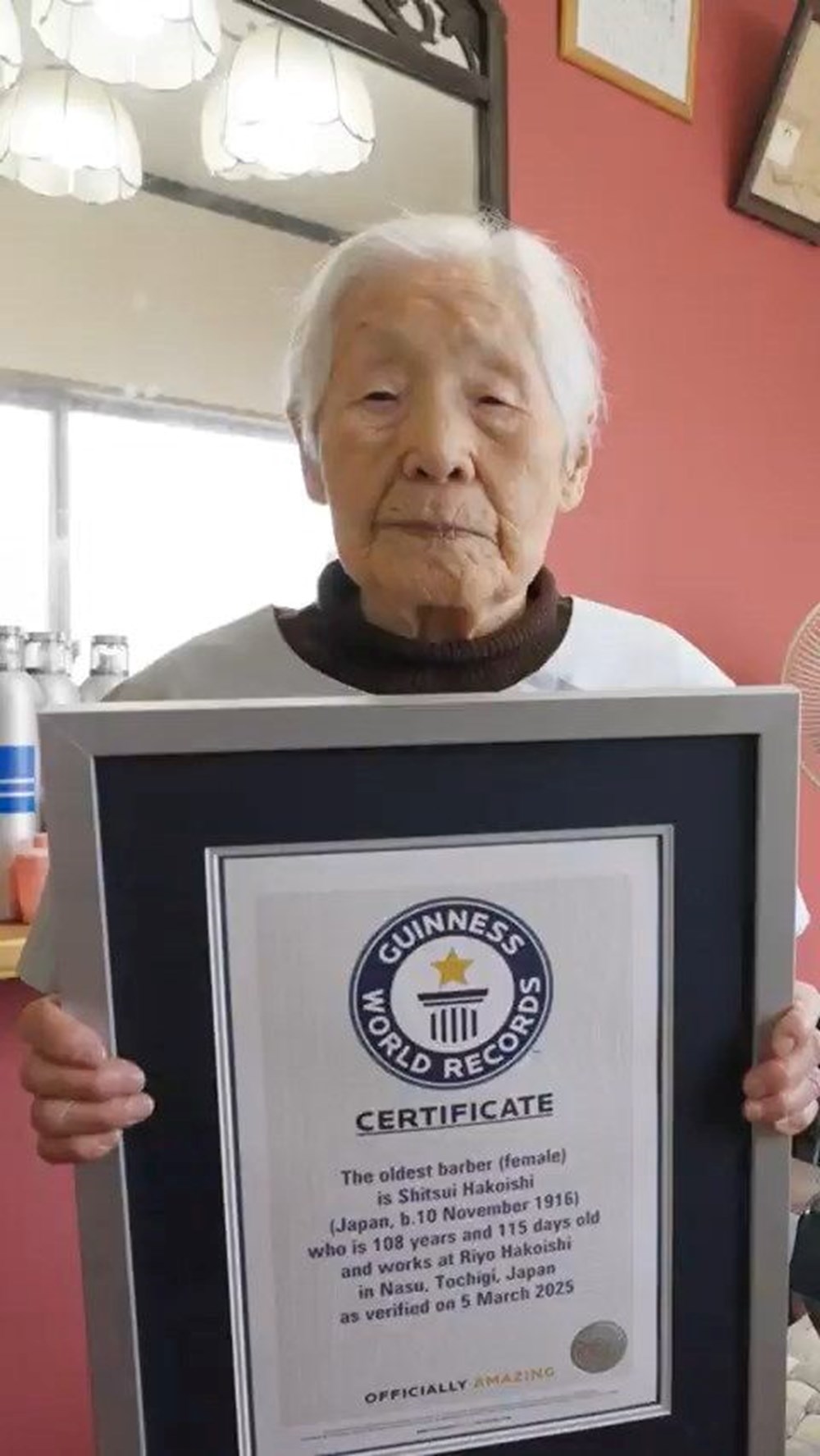 108 Yaşında Makas Sallıyor: Dünyanın En Yaşlı Kadın Berberinin İnanılmaz Hikayesi 72 WF6BV 5O2UmX8CdLTiM sg