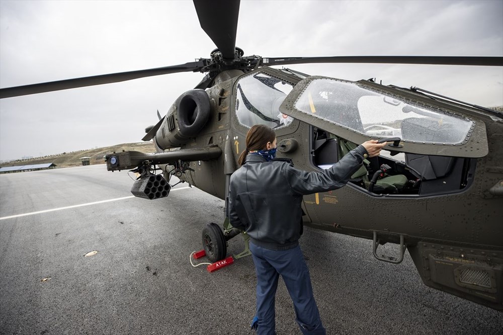 Türkiye'nin ilk kadın taarruz helikopter pilotu: Özge Karabulut - 34