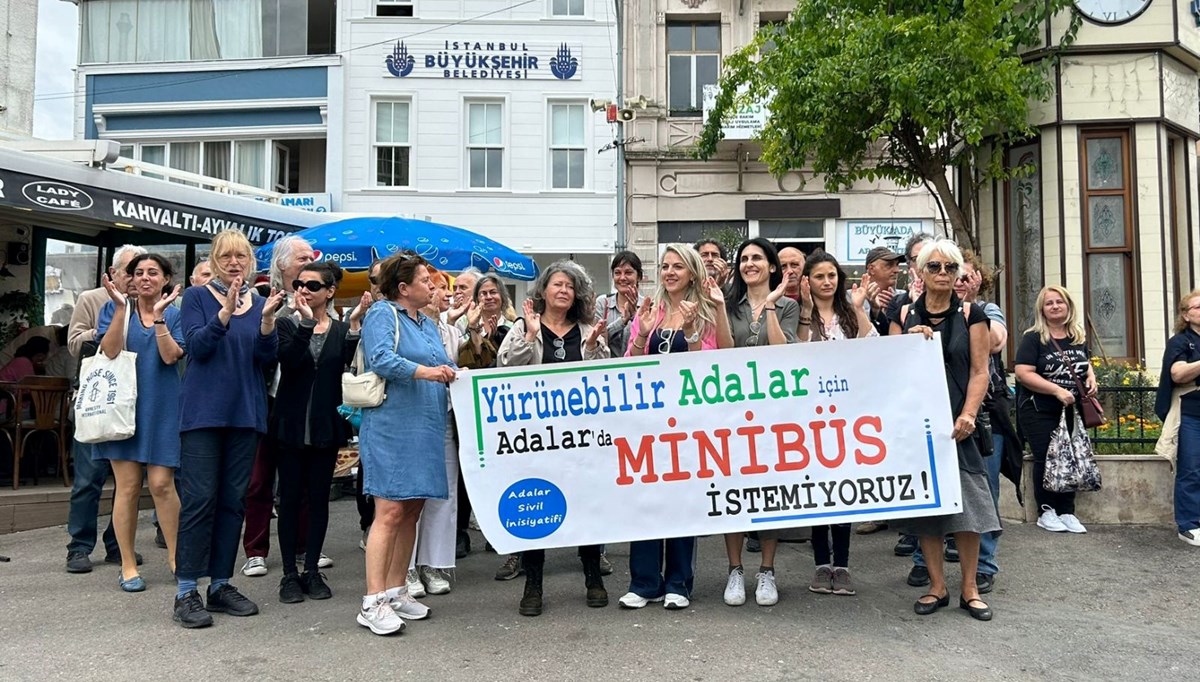 Büyükada'da minibüs protestosu Büyükada'da minibüs protestosu