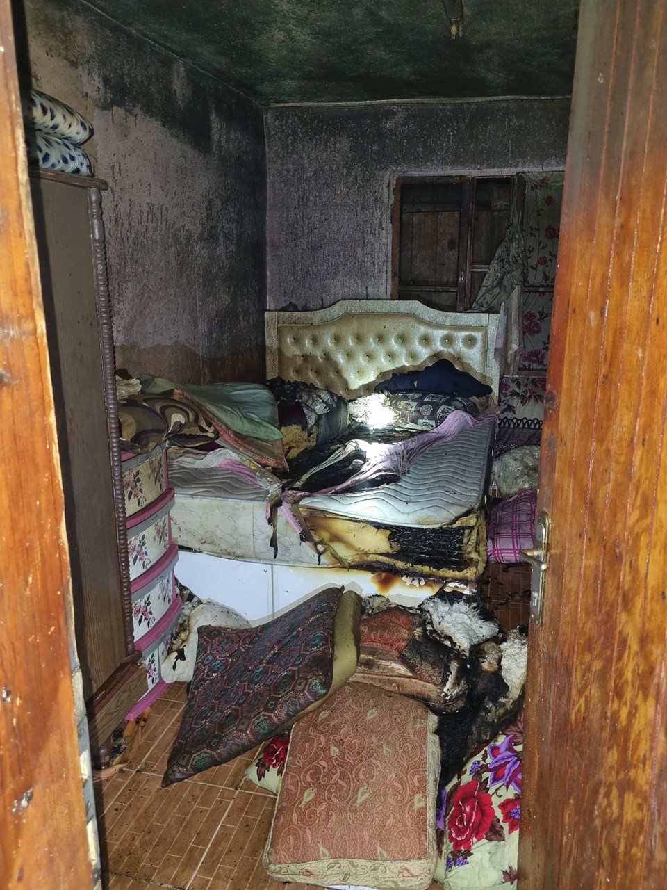 Adana'da bir ev çıkan yangında hasar gördü - 1