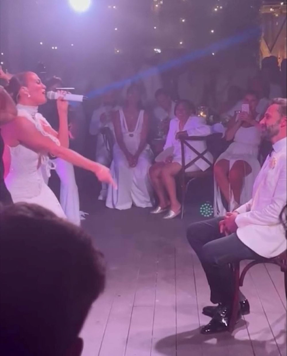 Jennifer Lopez i jep serenat Ben Affleck-ut në dasmë