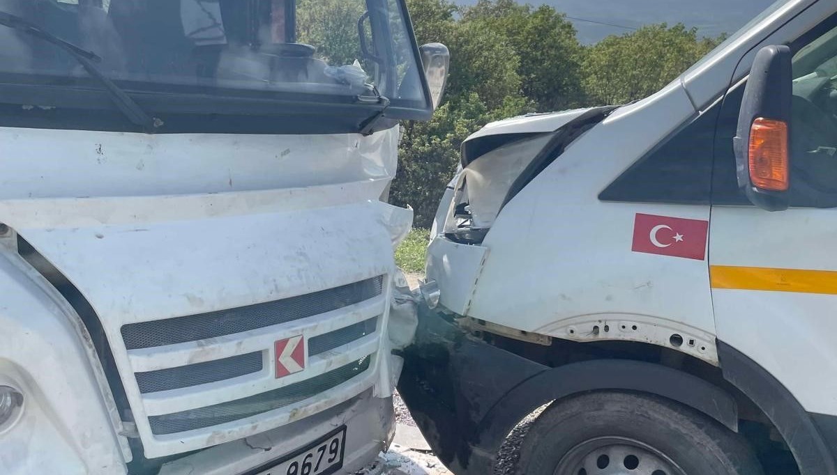 Okul servisi kaza yaptı: 9 öğrenci yaralı Okul servisi kaza yaptı: 9 öğrenci yaralı