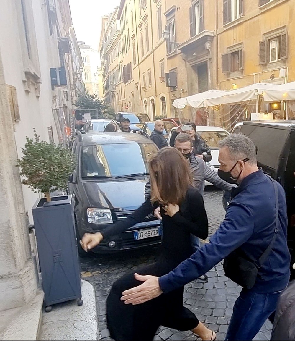 Zendaya paparazzilerden kaçarken yere düştü - 6
