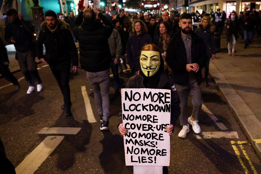 İngiltere'de karantina protestosunda 104 kişi gözaltına alındı - 6