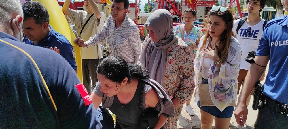 Lunaparkta oyuncak koparak düştü: Baş aşağı kurtarılmayı beklediler - 13