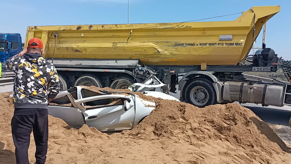 TEM'de kum yüklü hafriyat kamyonu otomobilin üzerine devrildi: 1 ölü - 4