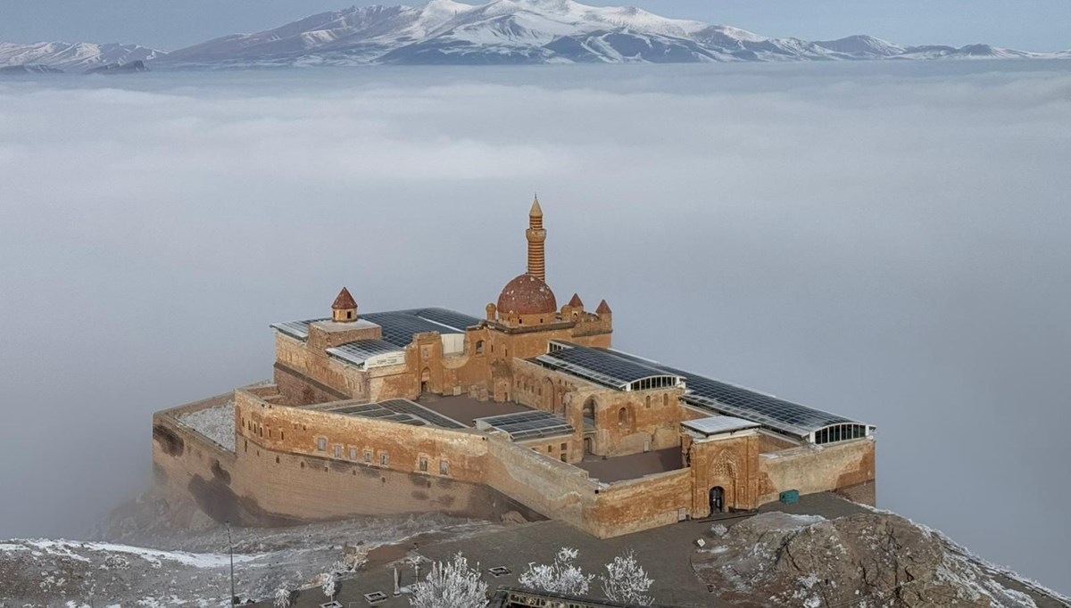 İshak Paşa Sarayı ve çevresi sisle kaplandı