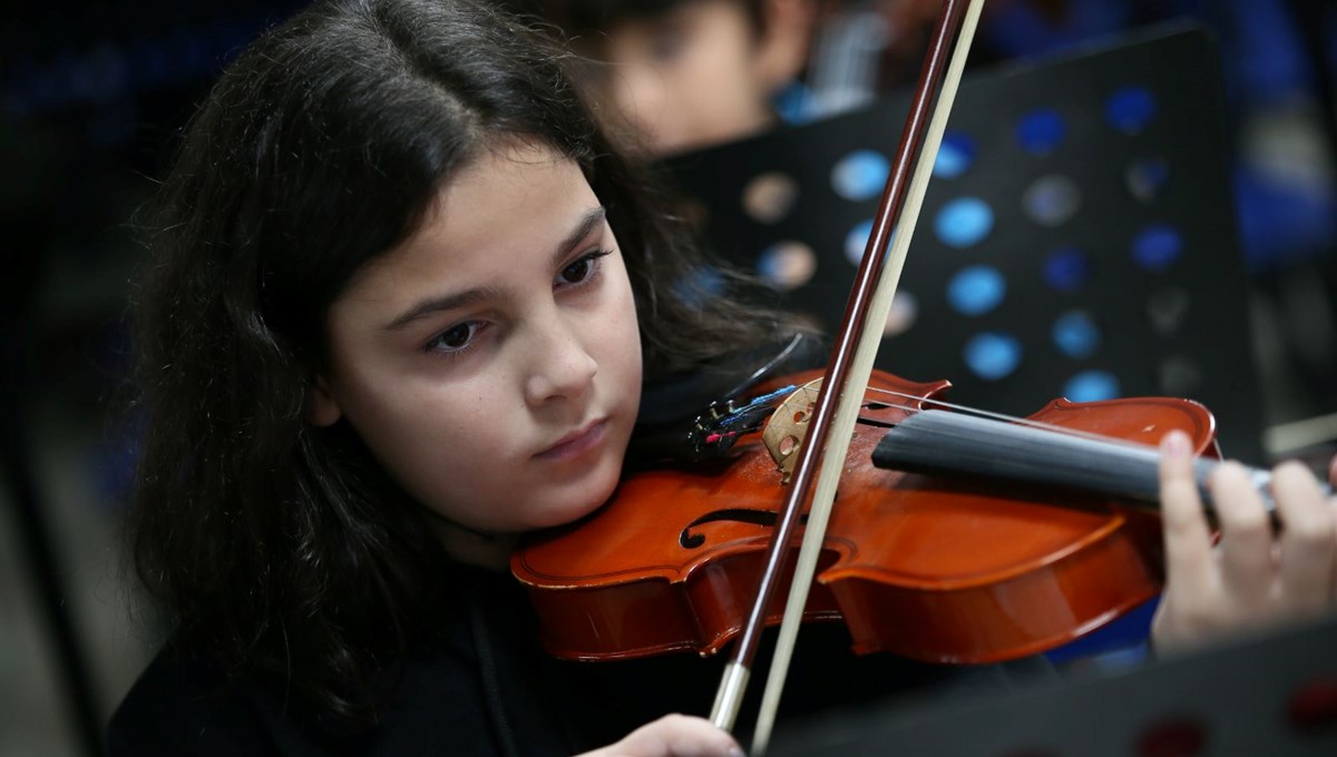 Dar gelirli ailelerin çocukları Barış Orkestrası'nda duayenlerle sahne alıyor