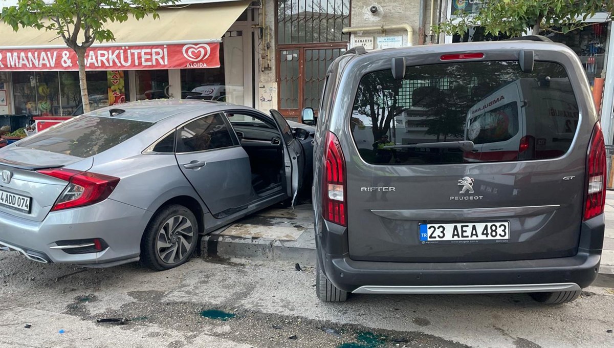 Elazığ'da annesini hastaneye götürürken kaza yaptı