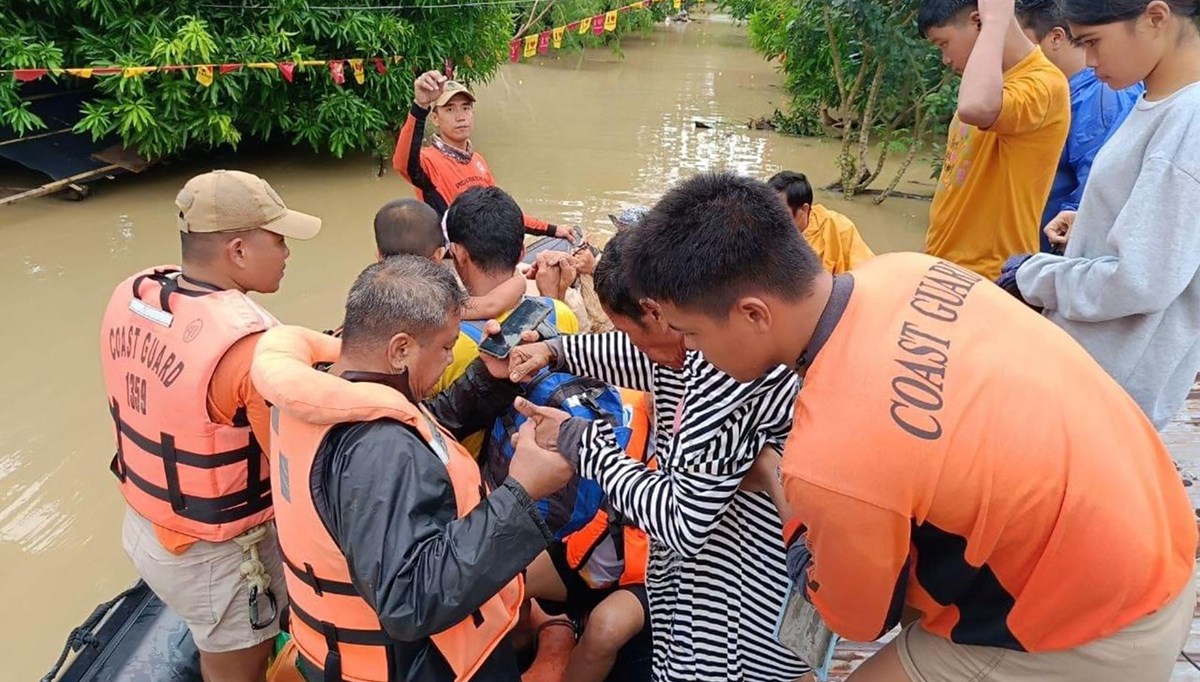 Filipinler'i fırtına vurdu: 14 kişi hayatını kaybetti Filipinler'i fırtına vurdu: 14 kişi hayatını kaybetti