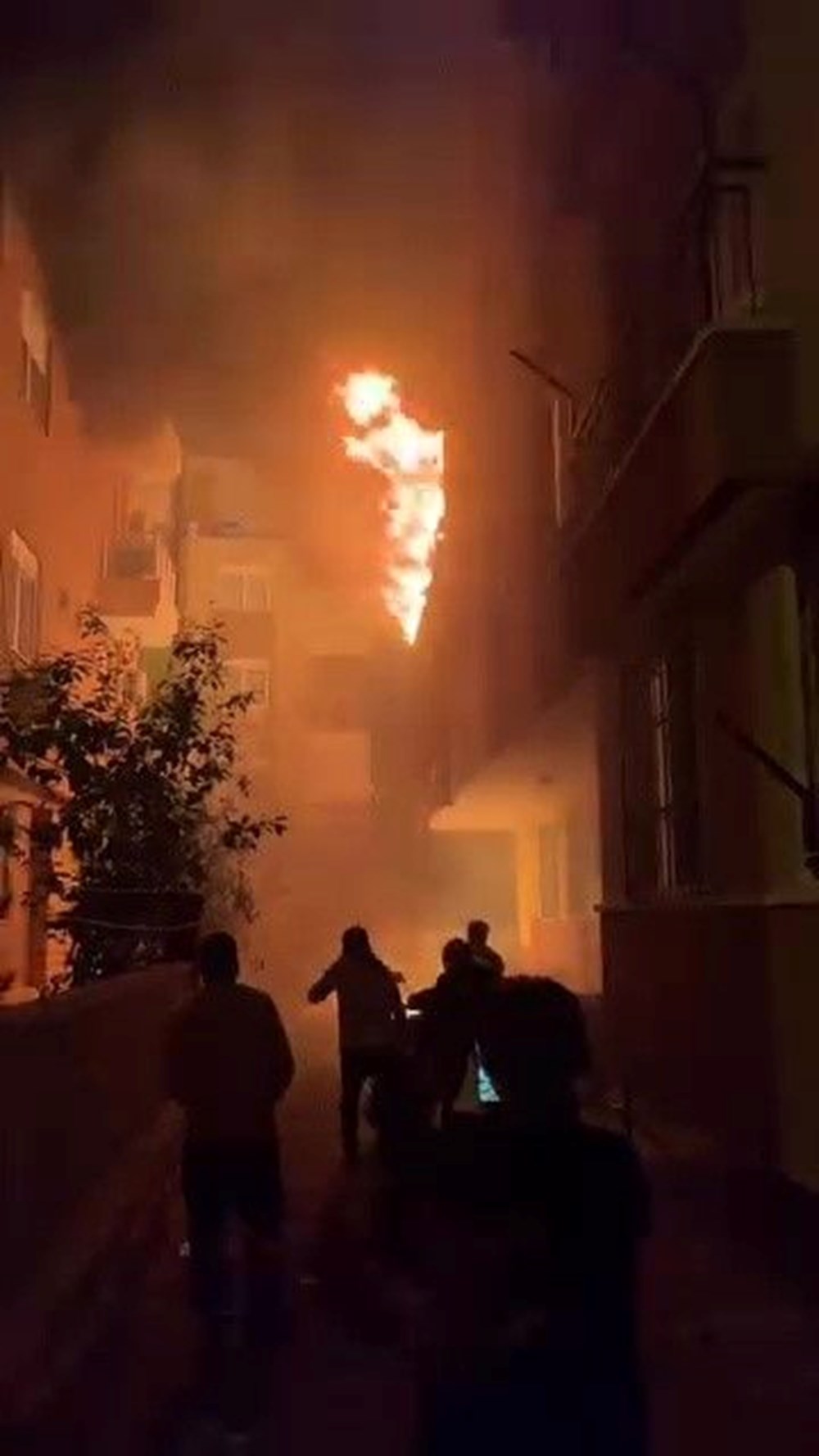 Balkona stoklanan telefonu bataryaları bomba gibi patladı: Mahalleli panikle sokağa döküldü - 13