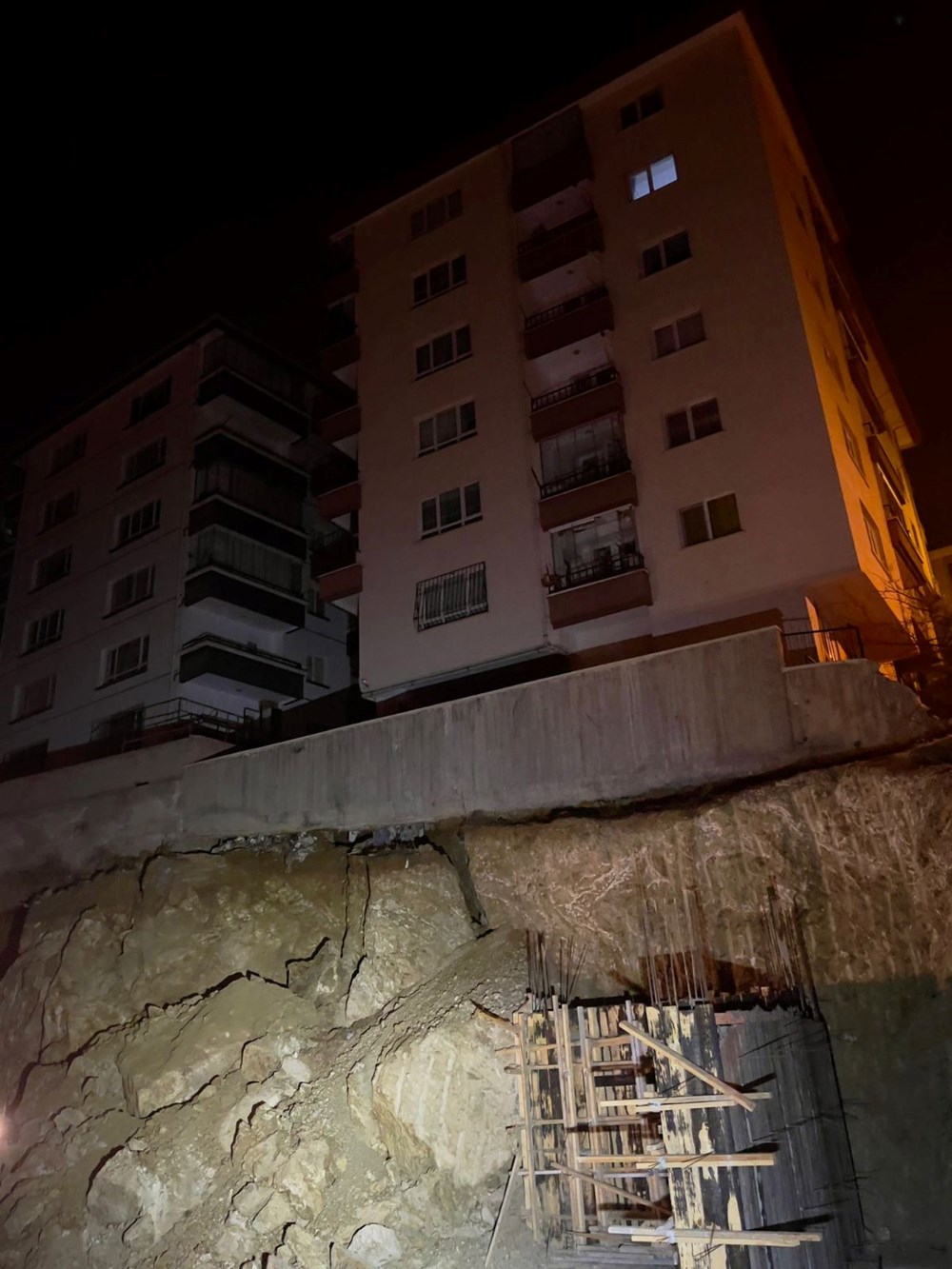 Ankara'da inşaat çalışması sırasında hasar gören 2 bina tahliye edildi - 3